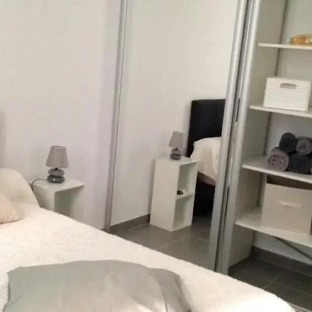 Joli F2 200m: Apartment *