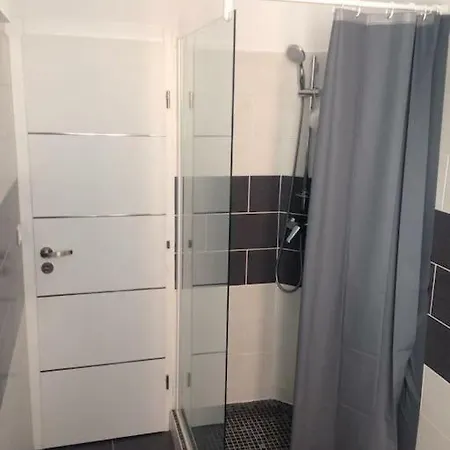 Joli F2 200m: Apartment